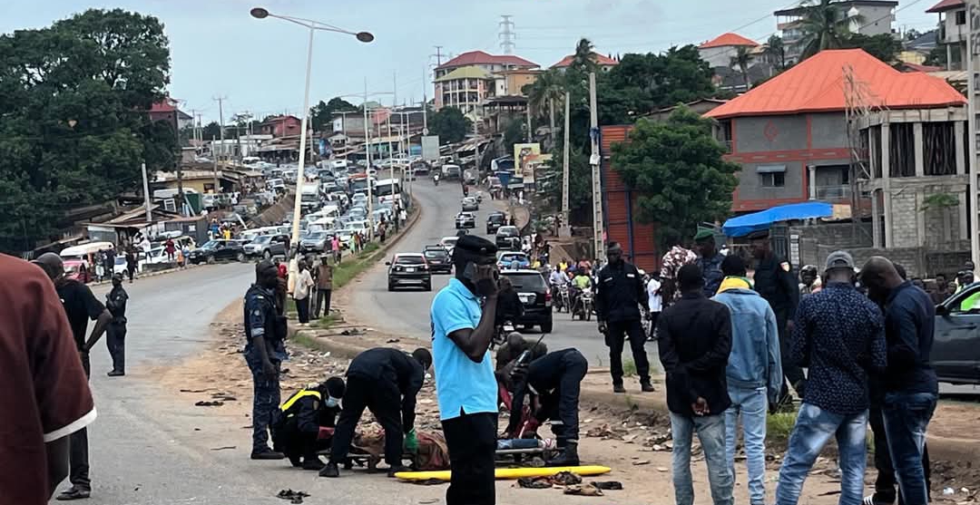 Tragique accident à Conakry : Deux jeunes motocyclistes perdent la vie sous les roues d’un camion