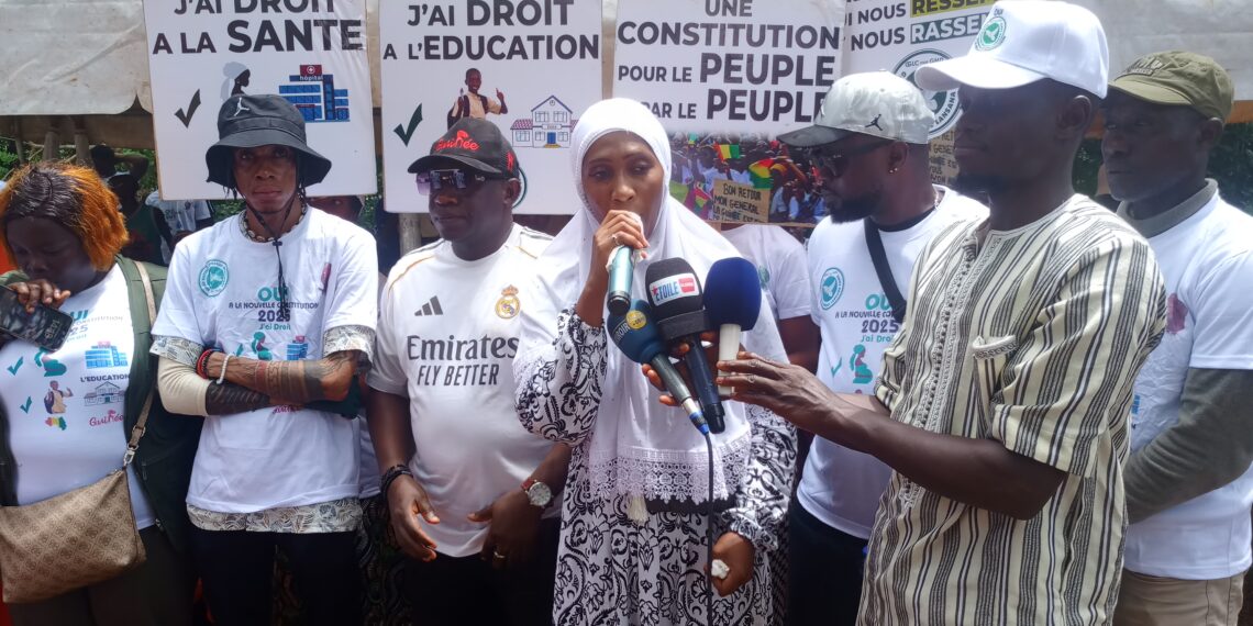 La présidente du mouvement GGLC en conférence de presse à Conakry