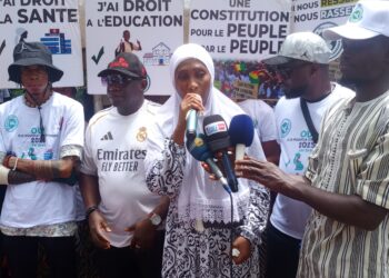 La présidente du mouvement GGLC en conférence de presse à Conakry