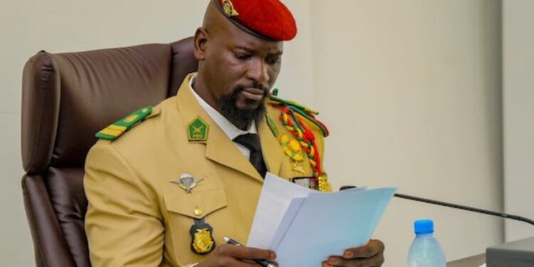 Doumbouya entérine deux accords de financement pour plus de 240 millions USD