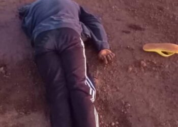 Un homme retrouvé mort à Dosöry avec une arme artisanale : une enquête ouverte