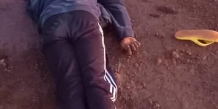 Un homme retrouvé mort à Dosöry avec une arme artisanale : une enquête ouverte