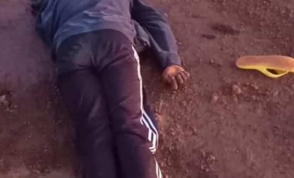 Un homme retrouvé mort à Dosöry avec une arme artisanale : une enquête ouverte