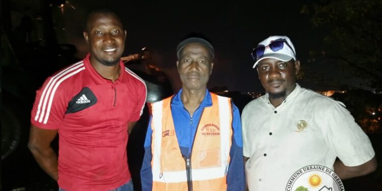 Gbessia : une opération de nettoyage nocturne pour assainir le point noir d’ordures de la Cité de l’Air
