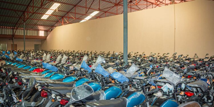 Guinée : le MEPU-A réceptionne un premier lot de 500 motos pour les enseignants des zones enclavées