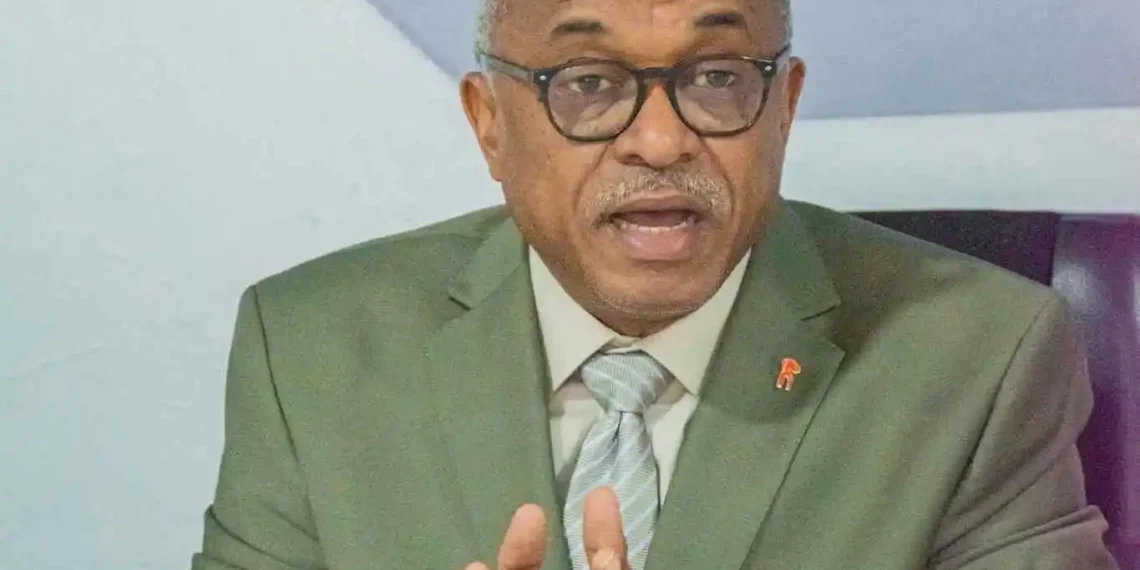 Journée mondiale des enseignants : Le ministre Jean Paul Cédy rend hommage aux enseignants guinéens