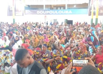 Prêtes pour la candidature du général, des femmes contribuent à sa caution à N’Zérékoré