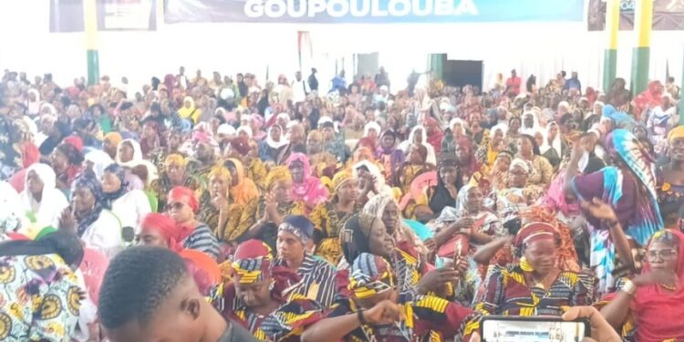 Prêtes pour la candidature du général, des femmes contribuent à sa caution à N’Zérékoré