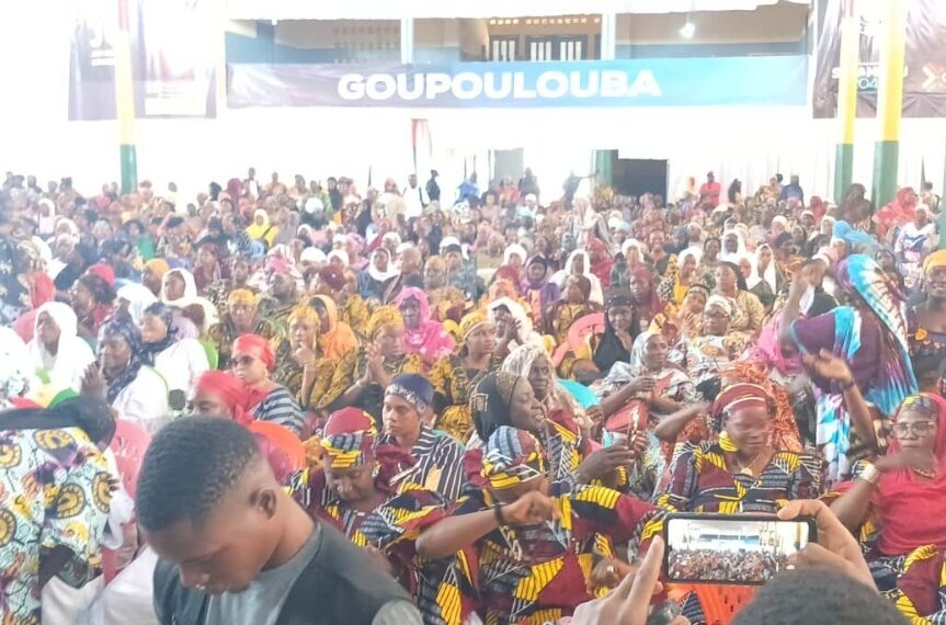 Prêtes pour la candidature du général, des femmes contribuent à sa caution à N’Zérékoré