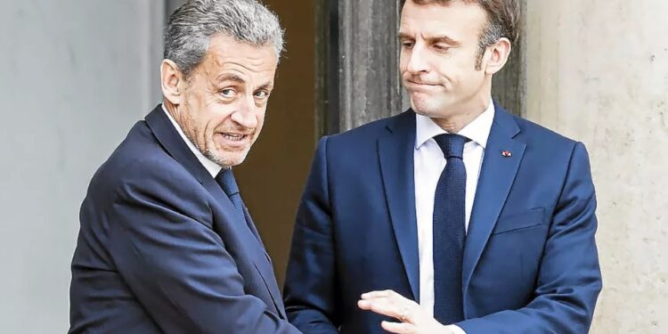 France : Emmanuel Macron a reçu Nicolas Sarkozy avant son incarcération