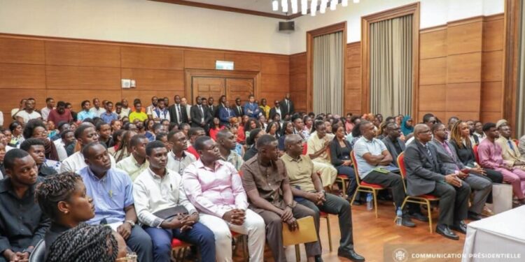 Les plaintes des boursiers gabonais entendues : des mesures fortes annoncées par Brice Clotaire Oligui Nguema