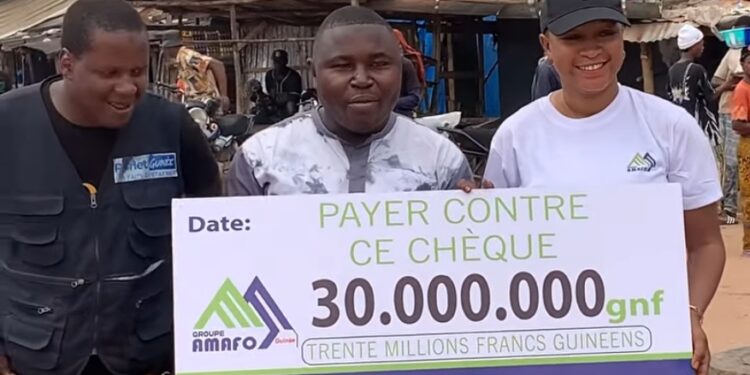 Médias Awards Guinée : le journaliste Mohamed Lamine Barry reçoit enfin sa récompense