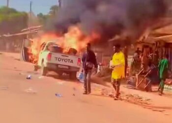 Siguiri : un pick-up incendié et un blessé léger lors d’une manifestation contre des ressortissants chinois