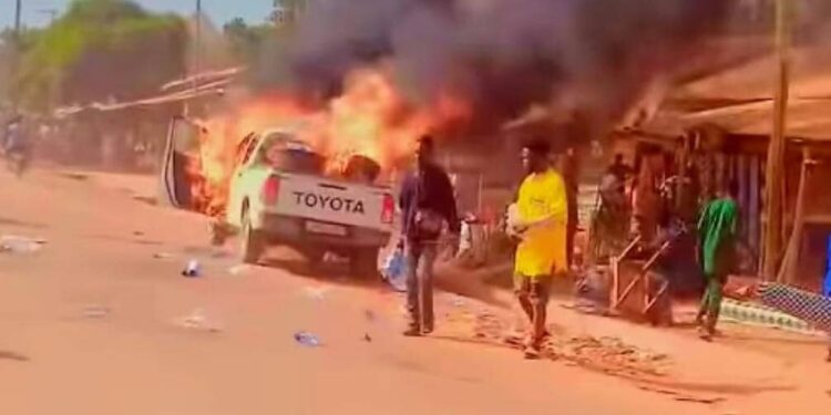 Siguiri : un pick-up incendié et un blessé léger lors d’une manifestation contre des ressortissants chinois