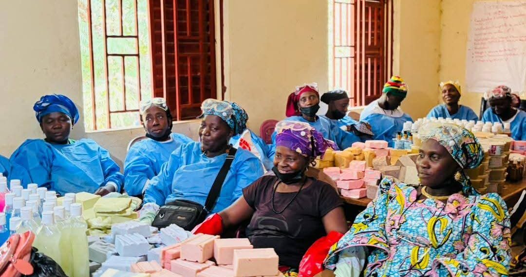 Malapouyah : SD Mining forme des femmes à la saponification et aux produits cosmétiques locaux