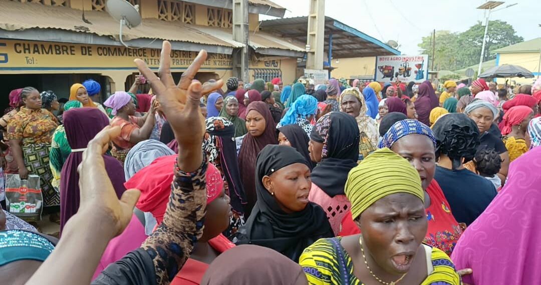 N’ZÉRÉKORÉ : des femmes commerçantes protestent contre leur déguerpissement au marché Forêt