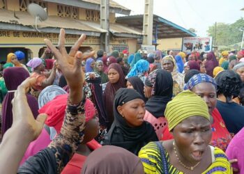 N’ZÉRÉKORÉ : des femmes commerçantes protestent contre leur déguerpissement au marché Forêt