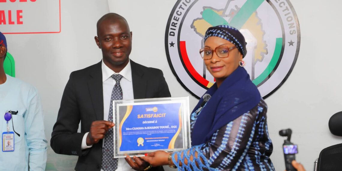 Prix Miroir Guinée de l’Excellence : Madame Camara Djenabou Touré honorée pour son action à la tête de la DGE