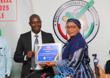 Prix Miroir Guinée de l’Excellence : Madame Camara Djenabou Touré honorée pour son action à la tête de la DGE