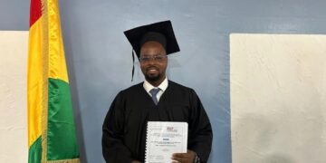 Gestion des systèmes éducatifs : Aboubacar Mandela Camara obtient son Master 2 avec distinction