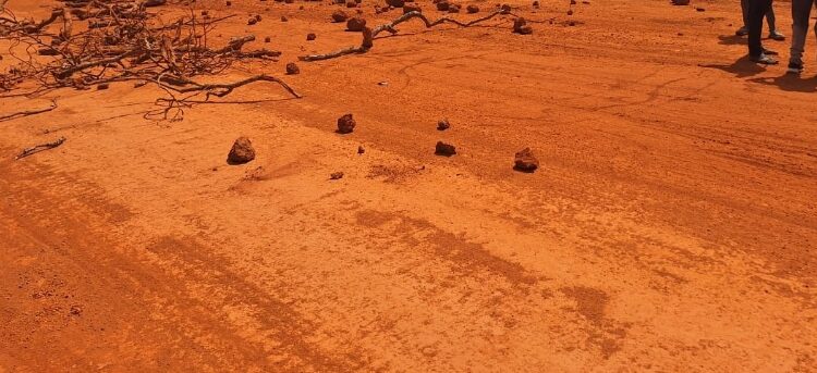 « Trop de poussière, nous avons barré la route » : des citoyens paralysent l’axe Mamou–Dalaba