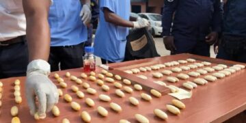 Trafic de drogue à Conakry : 145 boules de cocaïne saisies à l’aéroport Ahmed-Sékou-Touré, deux suspects arrêtés