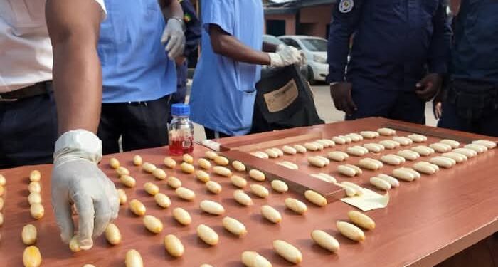 Trafic de drogue à Conakry : 145 boules de cocaïne saisies à l’aéroport Ahmed-Sékou-Touré, deux suspects arrêtés
