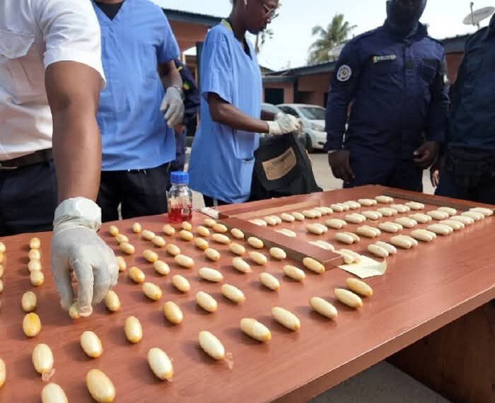 Trafic de drogue à Conakry : 145 boules de cocaïne saisies à l’aéroport Ahmed-Sékou-Touré, deux suspects arrêtés