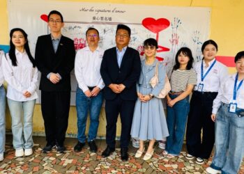 Conakry : l’Association des Entreprises Chinoises en Guinée offre des vivres et fournitures scolaires à l’orphelinat Regina Maris