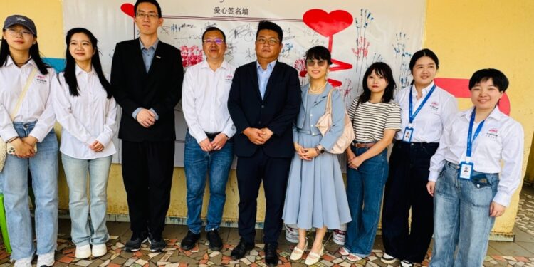 Conakry : l’Association des Entreprises Chinoises en Guinée offre des vivres et fournitures scolaires à l’orphelinat Regina Maris