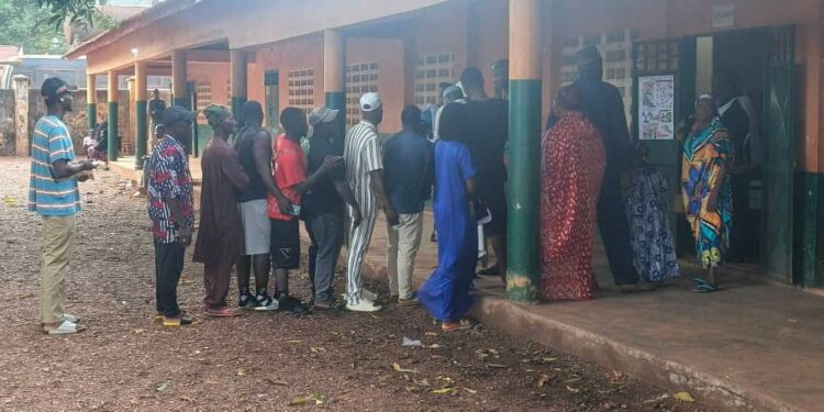 Boké : affluence relativement moyenne et climat apaisé dans les bureaux de vote