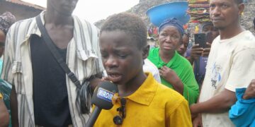 Éboulement à Darsalam : « Ma mère, mon frère et ma petite sœur sont m∆rts »Pleure le petit abdoul