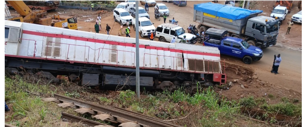 Déraillement d’un train à Kagbelen : Le ministre de l’Environnement en visite de terrain