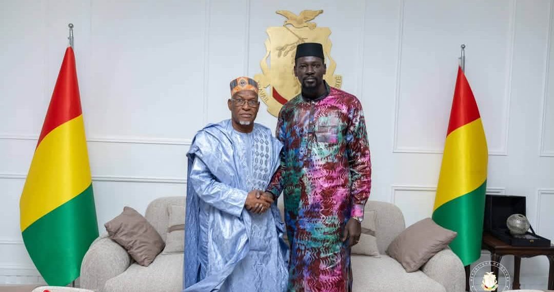 Mamadi Doumbouya reçoit Elhadj Alsény Barry, président de la Coordination des Fulbhés et Haali-Pular