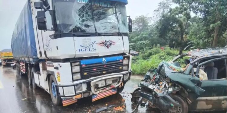 Kindia : trois m○rts et huit bl£ssés graves dans une collision entre une Opel et un camion