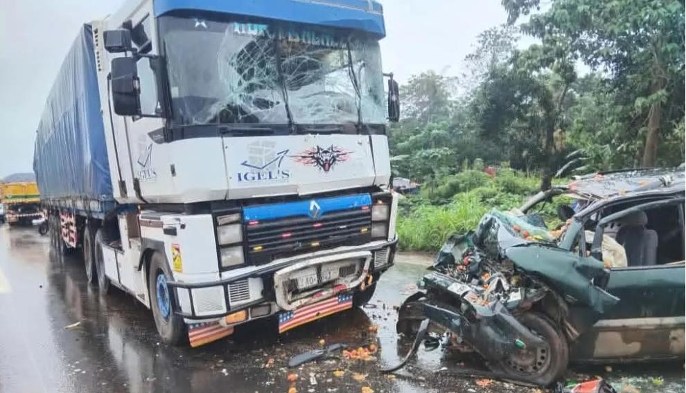 Kindia : trois m○rts et huit bl£ssés graves dans une collision entre une Opel et un camion